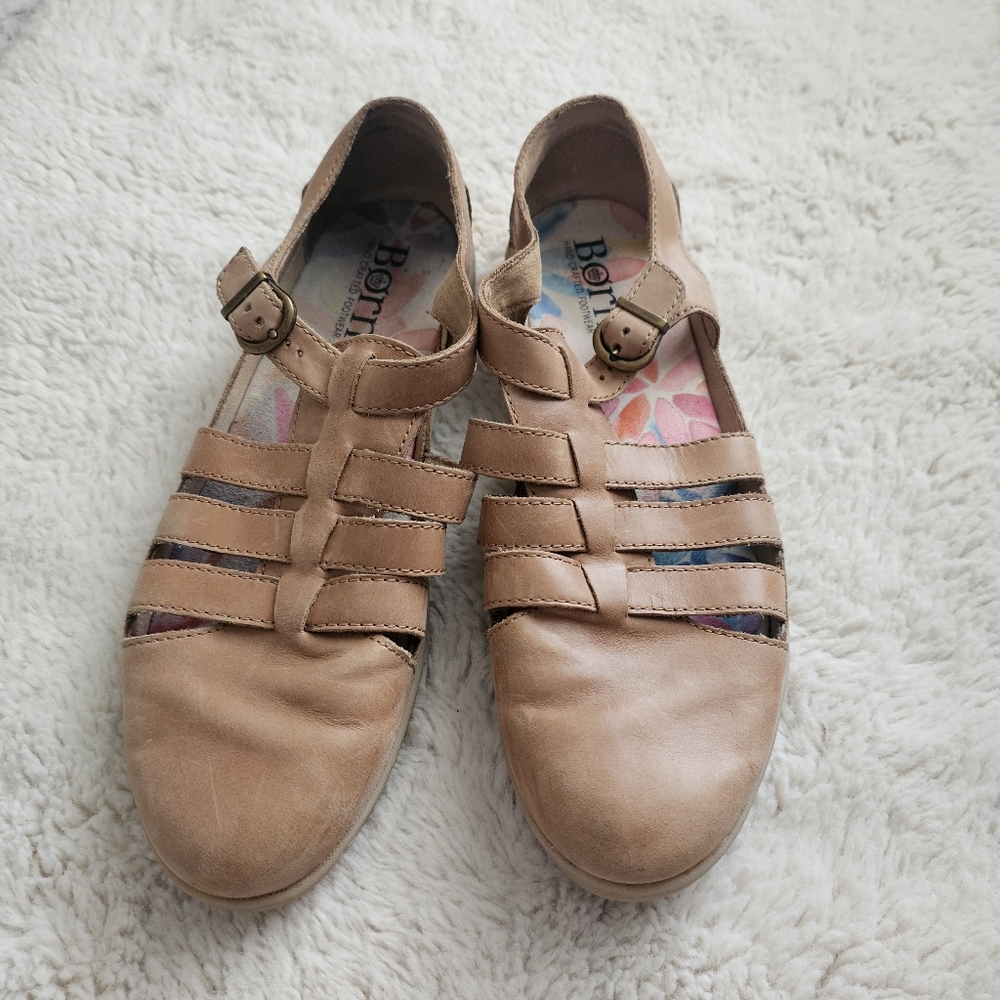 Born Strappy Closed Toe Sandals Flats Buckle Size 10 Tan Leather